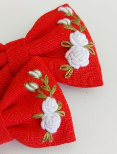 Laços Gravatinha Vermelho, bordado à mão com rosas de rococó na internet