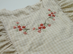 Salopete Anne, com mini flores terrosas bordadas - comprar online