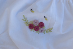 Imagem do Tapa fralda Off, bordado à mão com rosas e abelhas