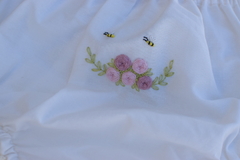 Tapa fralda Off, bordado à mão com rosas e abelhas - loja online