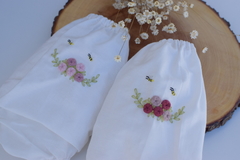 Tapa fralda Off, bordado à mão com rosas e abelhas