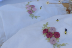 Tapa fralda Off, bordado à mão com rosas e abelhas - comprar online