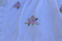 Imagem do Tapa fraldas Branco, bordado à mão de hortênsias