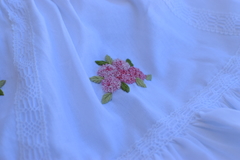Tapa fraldas Branco, bordado à mão de hortênsias - Meninas Marias