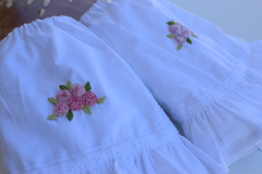 Tapa fraldas Branco, bordado à mão de hortênsias - comprar online