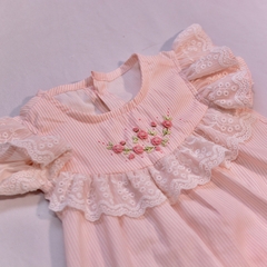 Vestido Eloá, em tricoline listrado rosa, 100% algodão, bordado à mão (cópia) - comprar online