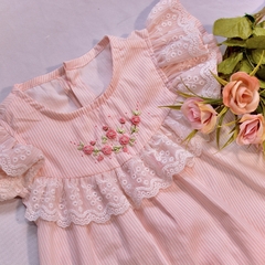 Vestido Eloá, em tricoline listrado rosa, 100% algodão, bordado à mão (cópia) na internet