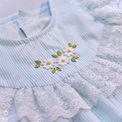 Vestido Elisa, em tricoline listrado azul, 100% algodão, bordado à mão - Meninas Marias