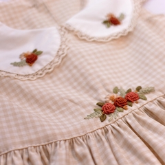 Vestido Alba, em tricoline xadrez bege, 100% algodão, bordado à mão (cópia) (cópia) - Meninas Marias