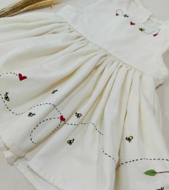 Vestido em linho de algodão com saia godê, modelo Colmeia - loja online