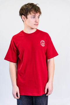 REMERA MC OVERSIZE ESTAMPA ESPALDA ROJA