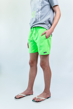 SHORT DE BAÑO LISO VERDE FLUO en internet