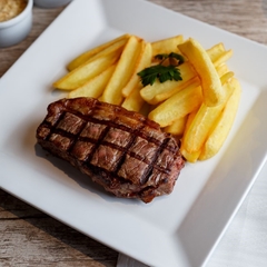 Prato Bife Chorizo Angus com Acompanhamentos La Macelleria