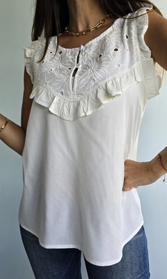 Musculosa con triangulo de broderie y botoncitos - comprar online