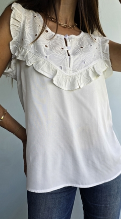 Musculosa con triangulo de broderie y botoncitos