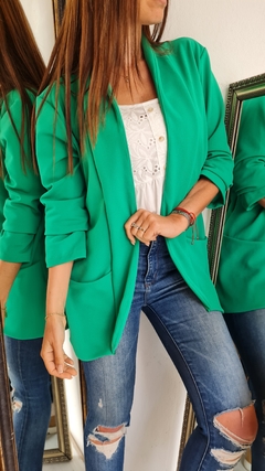 Blazer de crepe con spandex y bolsillos por talles en internet