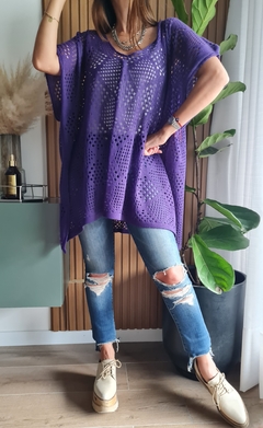 Poncho oversize de lana sintética calada con tajos