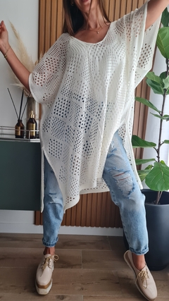 Poncho oversize de lana sintética calada con tajos - comprar online