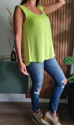 Imagen de Musculosa con tachitas en escote y espalda 4VON10