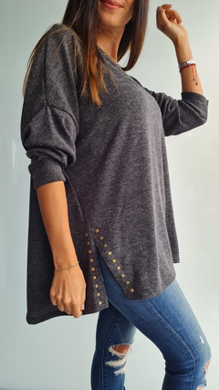 Sweater de lanilla cuello V con tachitas en cuello y en tajos laterales - comprar online