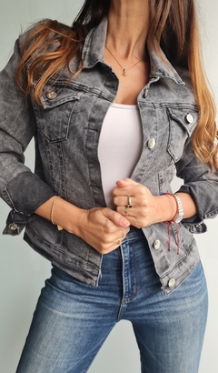 Campera de jean elastizada gris