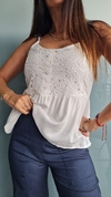 Musculosa de broderie con botoncitos en pecho y fibrana