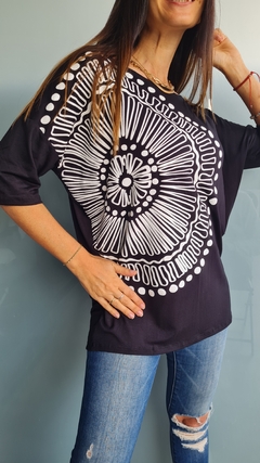 Remeron amplio de modal viscosa con mandala y mangas 3/4 - comprar online