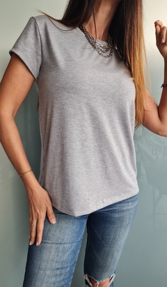 Remera de modal cuello redondo por talles - comprar online