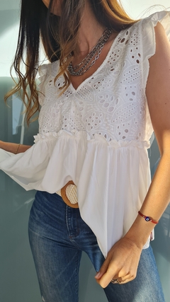 Blusa de fibrana con broderie y volados cuello v - She Indumentaria