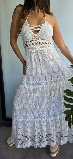 Vestido largo con escote de crochet y falda encaje, se ata en cuello y espalda - tienda online