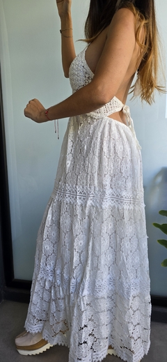 Imagen de Vestido largo con escote de crochet y falda encaje, se ata en cuello y espalda