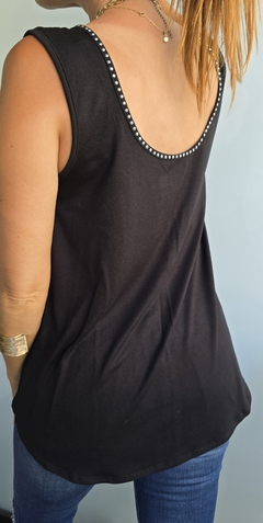 Imagen de Musculosa con tachitas en escote y espalda 4VON15