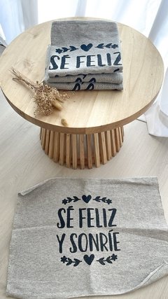 PAÑO DE PISO - SE FELIZ Y SONRIE - comprar online