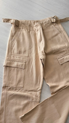 Jeans cargo beige con presillas 20% off pagando por transferencia en internet