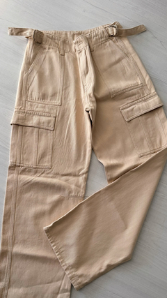 Jeans cargo beige con presillas 20% off pagando por transferencia