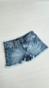 Short jeans tiro bajo doble pasa cinto