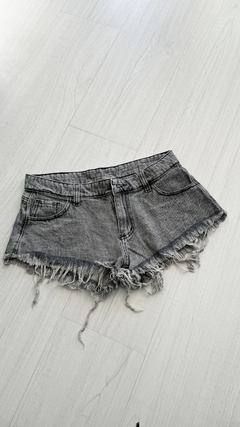 Short jeans tiro bajo desfle gris claro