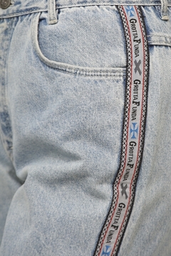 Bermuda jeans vintage detalhe escrita lateral na internet