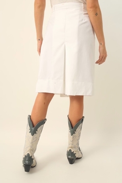 Imagem do bermudão estilo saia cintura mega alta branca