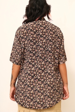 Imagem do Camisa manga curta preta floral