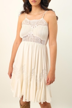 vestido branco renda plissado camadas na internet