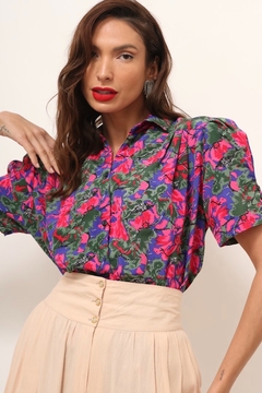 camisa estampa flores ombreira vintage