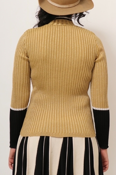 tricot dourado com det preto vintage