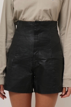 shorts cintura alta couro preto vintage - Capichó Brechó