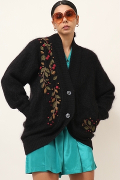 Pulover tricot preto bordado flores na internet