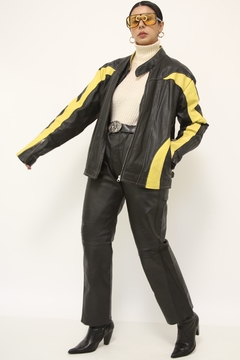 Jaqueta couro esportiva preta e amarela