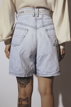 Bermuda jeans cintura alta vintage detalhe escrita cós - loja online
