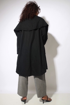 Casaco estilo capa com ombreira vintage na internet