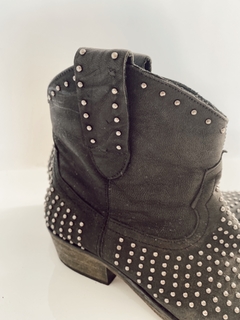 Bota com sales tachas schutz