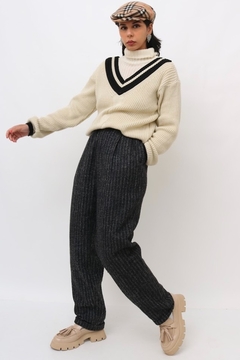 Imagem do pulover bege gola V em preto vintage